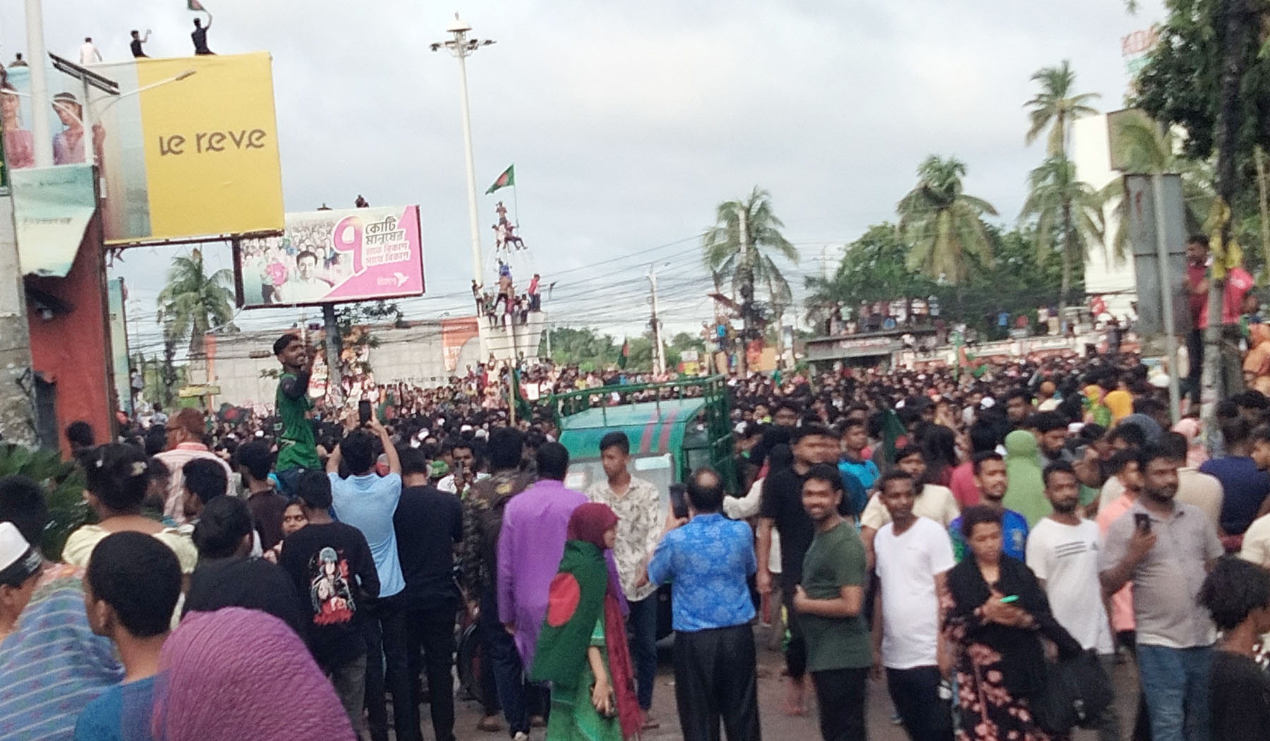 শেখ হাসিনার দেশত্যাগে খুলনায়  লাখো মানুষের আনন্দ মিছিল