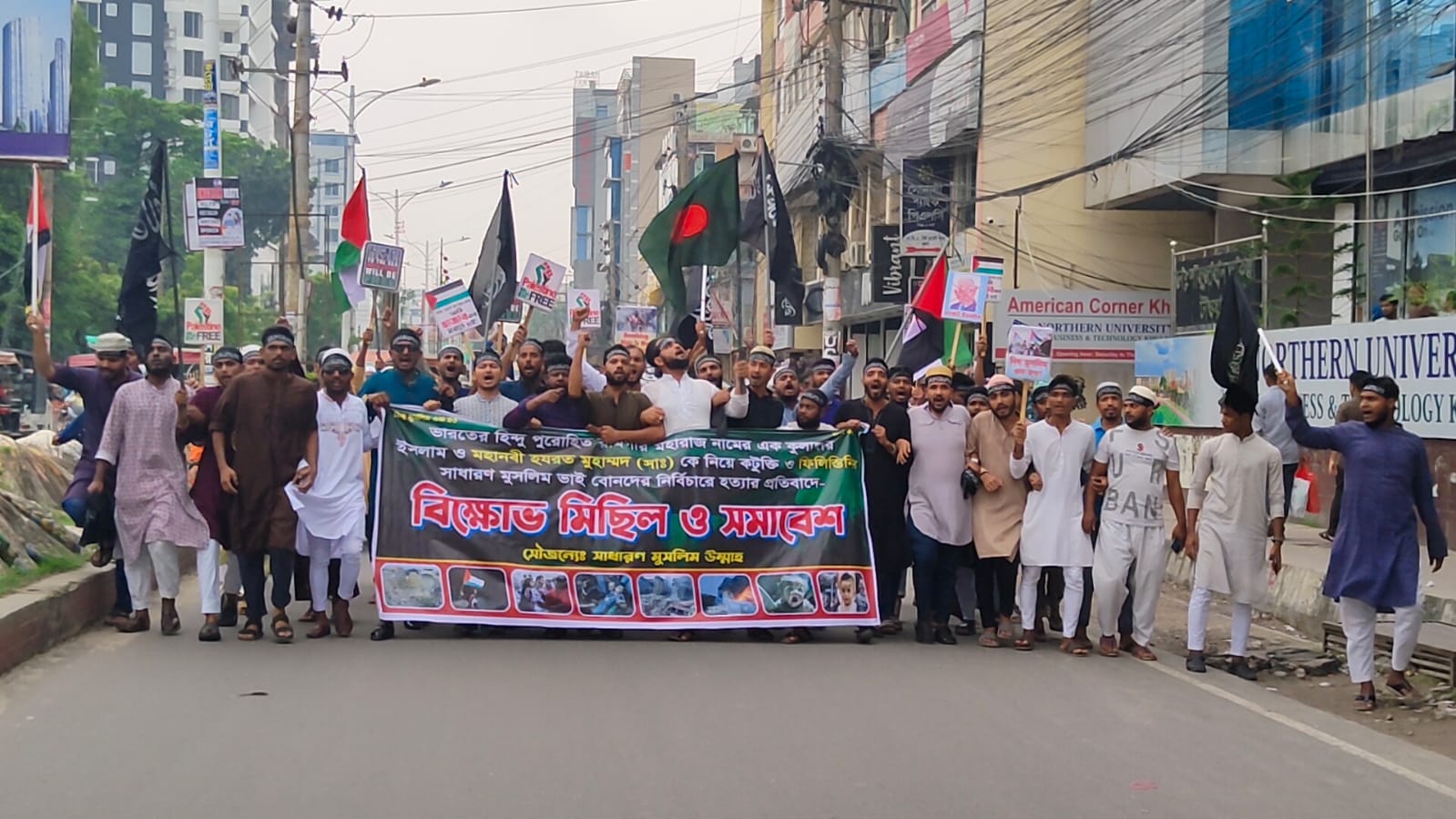 ভারতের হিন্দু পুরোহিত, মহানবী হযরত মুহাম্মদ (সাঃ) কে নিয়ে কটুক্তি করায়ে বিচারের দাবিতে শুক্রবার জুম্মাবাদ শিববাড়ি মোড় শাস্তির দাবি জানান। মুসলিম শিক্ষার্থী ও সাধারণ মুসলিম জনতা