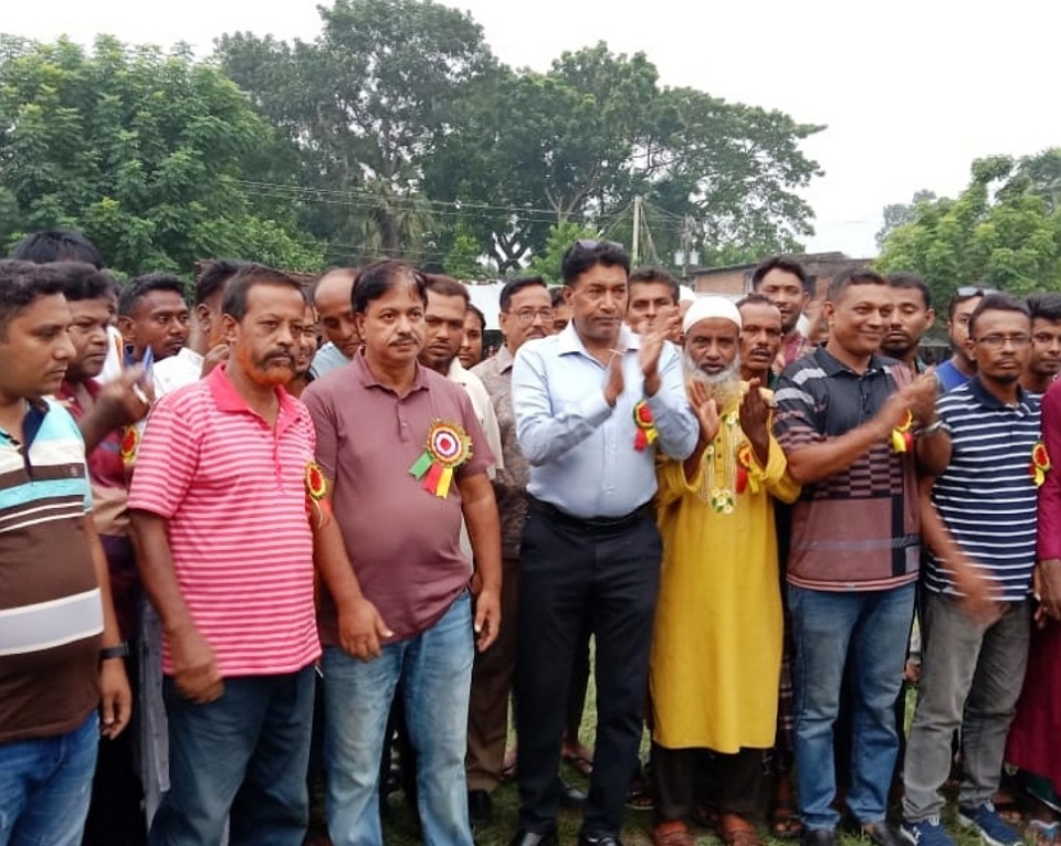 পাইকগাছা রাড়ুলি কাটিপাড়ায় শহীদ মীর মুগ্ধ চার দলীয় ফুটবল টুর্নামেন্টের ফাইনাল খেলার উদ্বোধন করেন পাইকগাছা উপজেলা বিএনপি’র সভাপতি ডঃ আব্দুল মজিদ