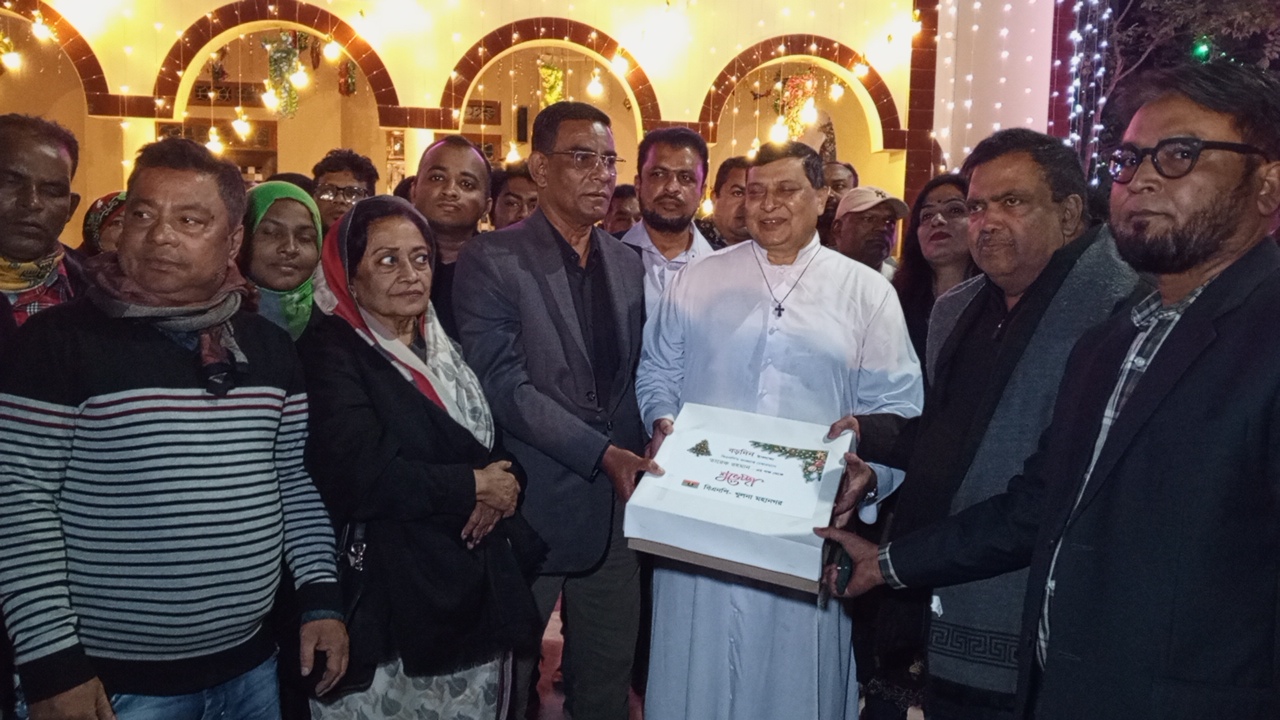 নগরীর সেন্ট জোসেফস স্কুল গির্জায় ফাদারের কাছে কেক ও ফুলেল শুভেচ্ছা