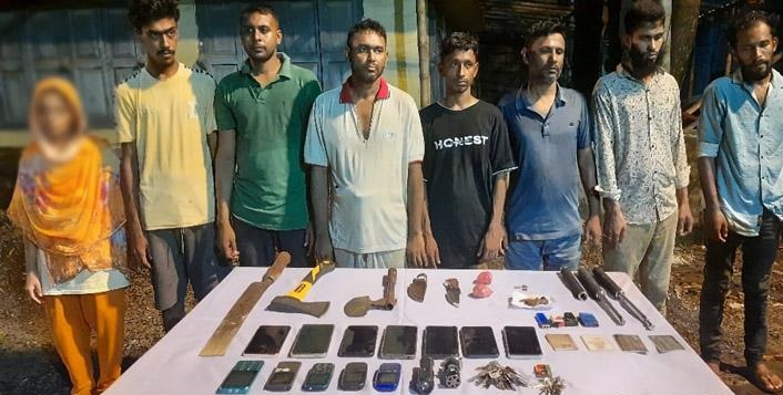 বাগেরহাটে অস্ত্র ও মাদকসহ আটক ৮