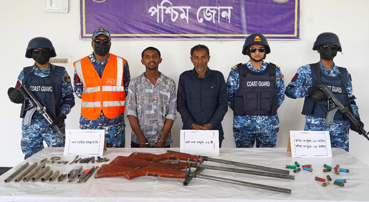 অস্ত্রসহ সুন্দরবনের দুর্ধর্ষ ডাকাত বাহিনীর ২ সহযোগী আটক