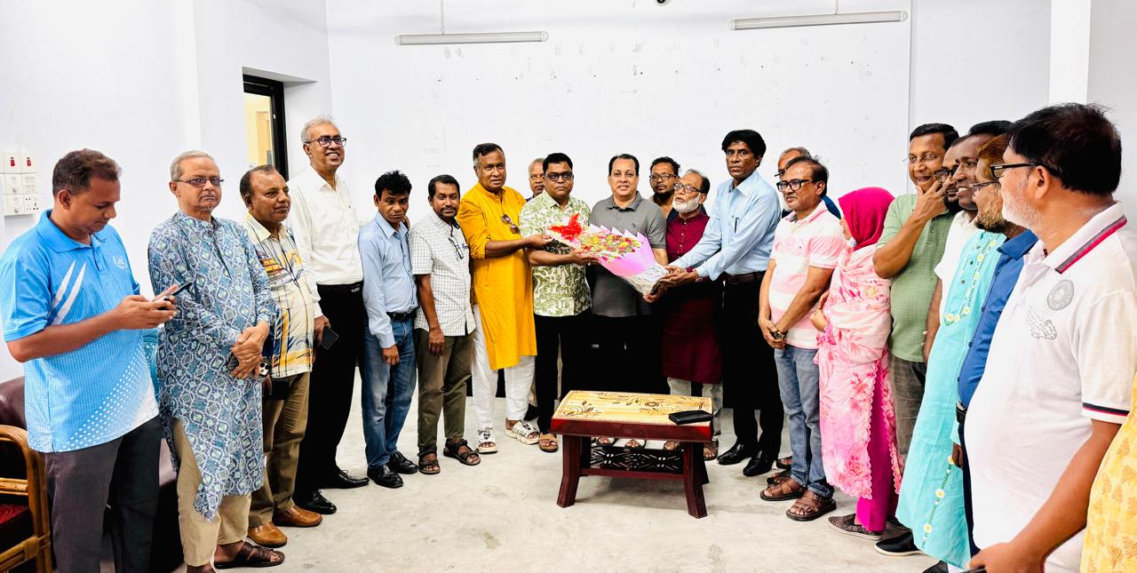 বৃহত্তর খুলনা উন্নয়ন সংগ্রাম সমন্বয় কমিটির পক্ষ থেকে খুলনা প্রেসক্লাবের নির্বাচিত কমিটিকে ফুলেল শুভেচ্ছা