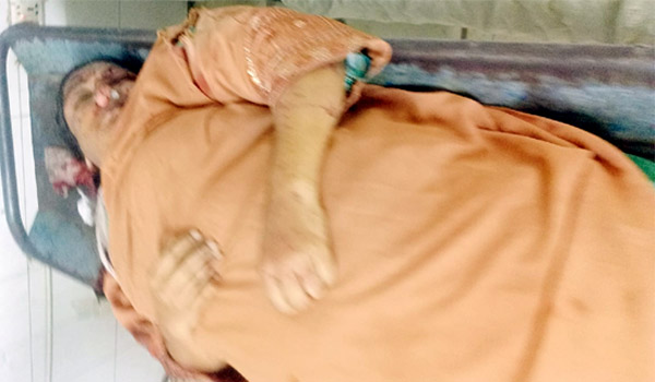 খুলনায় রাস্তা পার হতে গিয়ে বাসের ধাক্কায় প্রাণ গেল নারীর